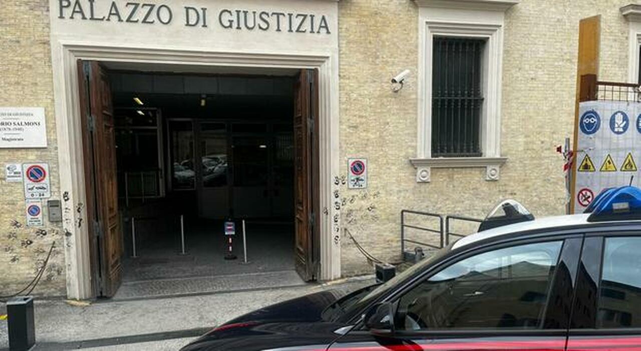 Falconara, sull?auto della ex con un coltello in mano: «Ti faccio a pezzettini e ti butto in mare»