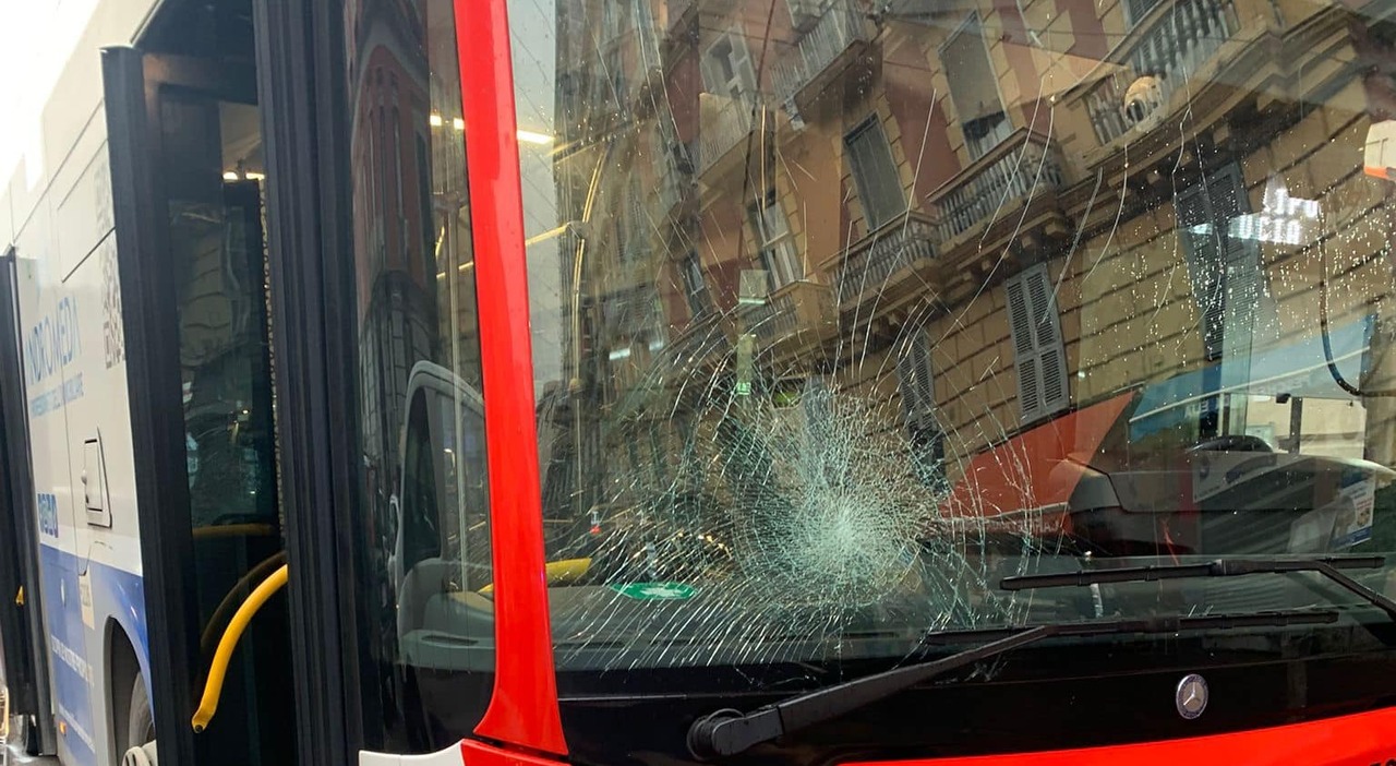 Incidente autobus a Napoli: pedone investito, portato in ospedale in codice rosso