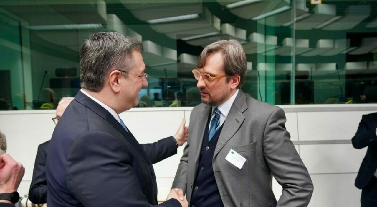 a sinistra Apostolos Tzitzikostas, commissario europeo ai Trasporti con l'assessore allo Sviluppo Economico della Regione Lombardia Guido Guidesi