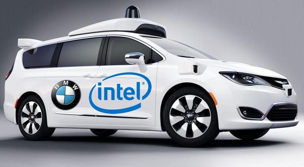 La Chrysler Pacifica con i loghi di BMW e Intel (foto da Forbes)