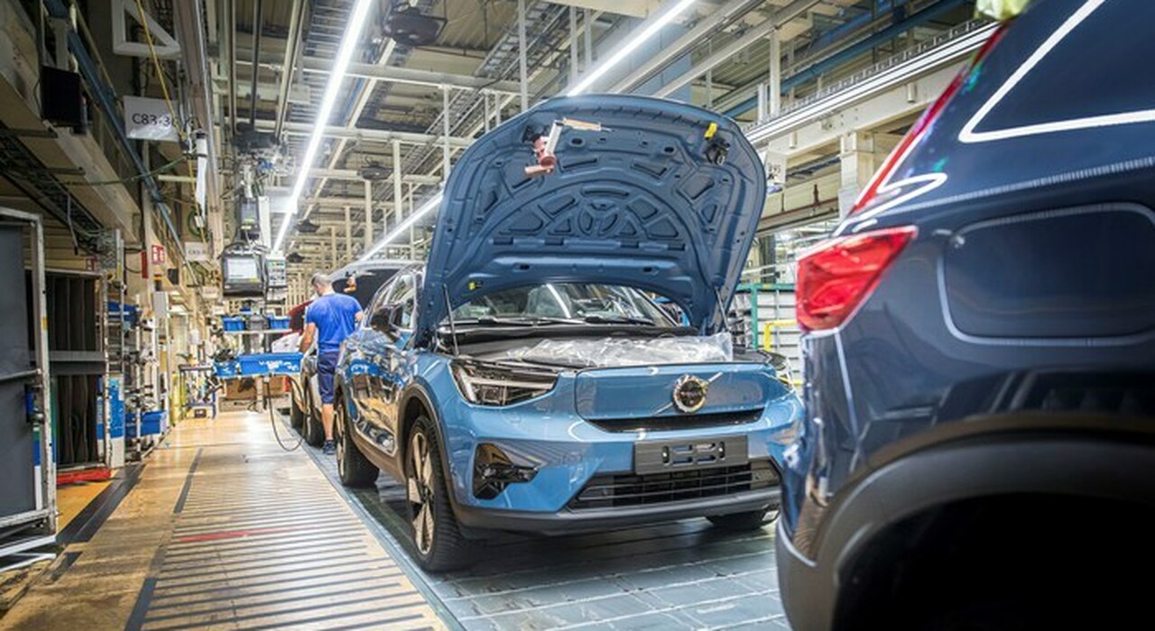 la produzione dell'elettrica Volvo C40 Recharge nello stabilimento di Gent
