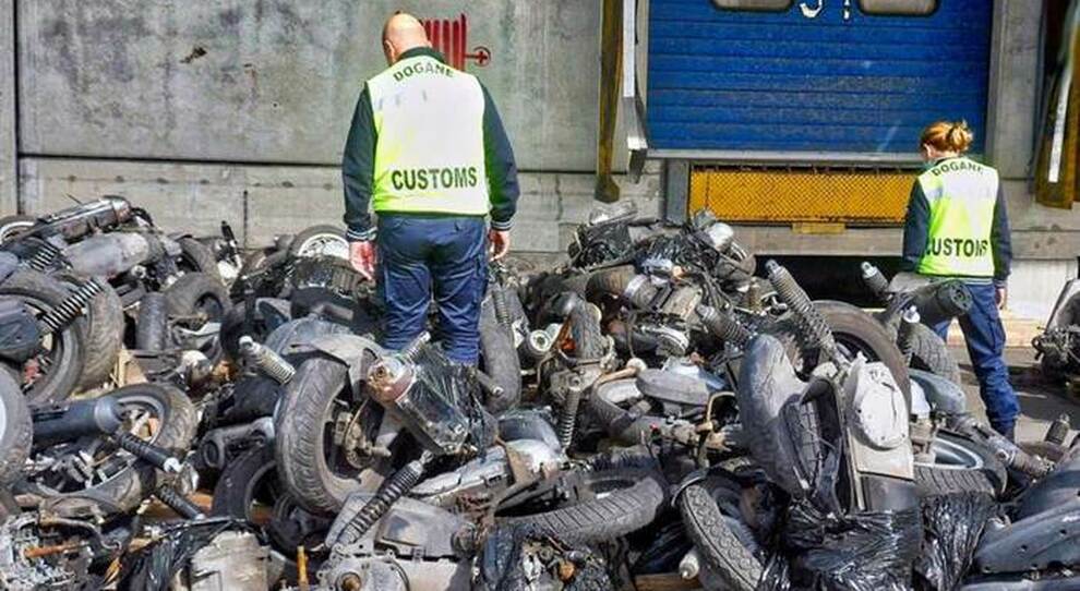 Le moto ed i pezzi di ricambio trovati nei container del porto di Genova dagli agenti doganali pronti per essere spediti in Africa