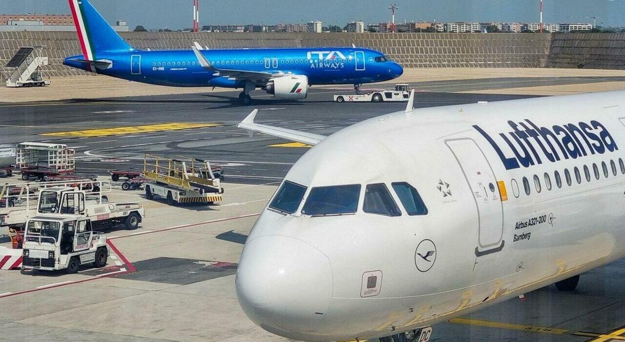 Nella foto un aereo della compagnia tedesca Lufthansa e sullo sfondo uno con la livrea di Ita