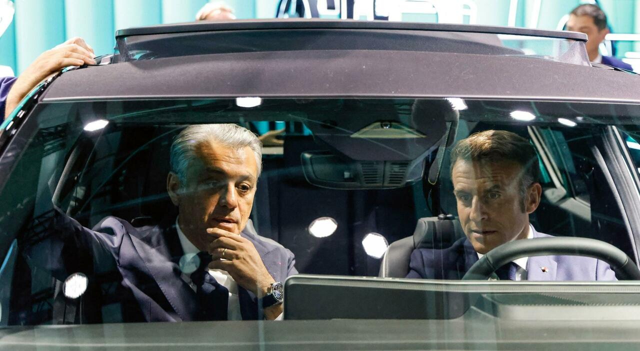Luca De Meo, ceo di Renault in macchina con il presidente francese Macron