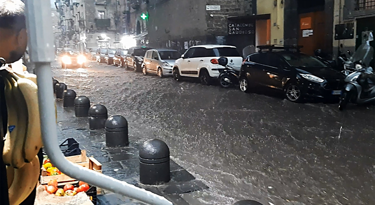 Allagamenti e paralisi, arriva la prima pioggia: Napoli va subito in tilt