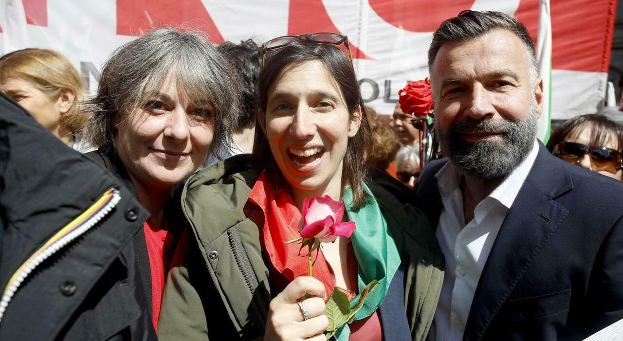 Elly Schlein partecipa alla manifestazione del Coordinamento per la Pace "Viva la repubblica antifascista" a Milano, 25 aprile 2024.ANSA/MOURAD BALTI TOUATI