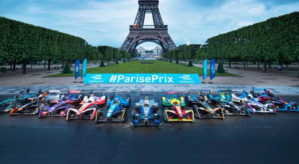 Le monoposto di Formula E sotto la Tour Eiffel