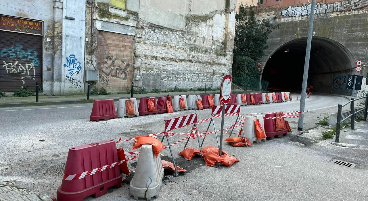 Galleria San Martino, lavori a sorpresa ad Ancona. Chiusa una corsia: il  traffico in affanno