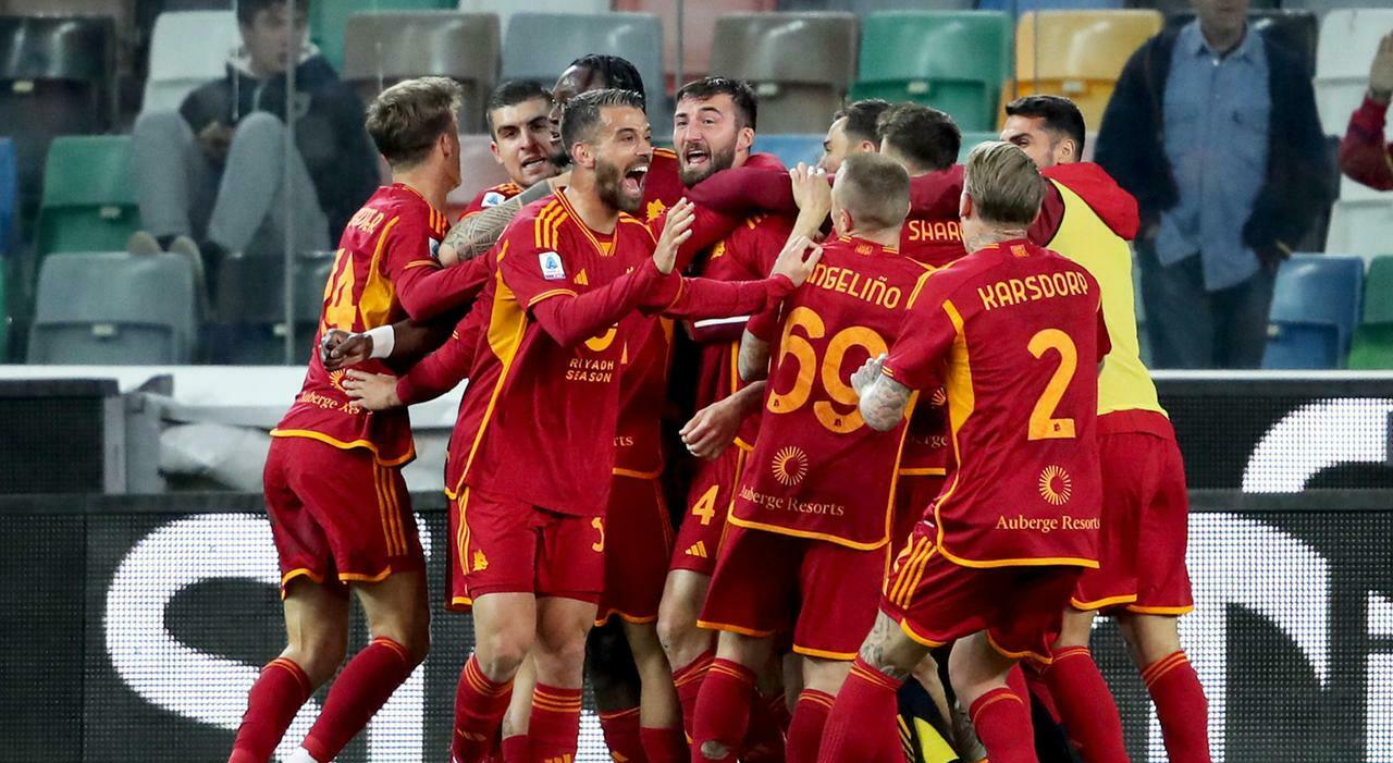 Roma’s Bryan Cristante (C) jubilates with his teammates after scoring the goal during the Italian Serie A soccer match Udinese Calcio vs AS Roma at the Friuli - Dacia Arena stadium in Udine, Italy, 25 April 2024. ANSA / GABRIELE MENIS