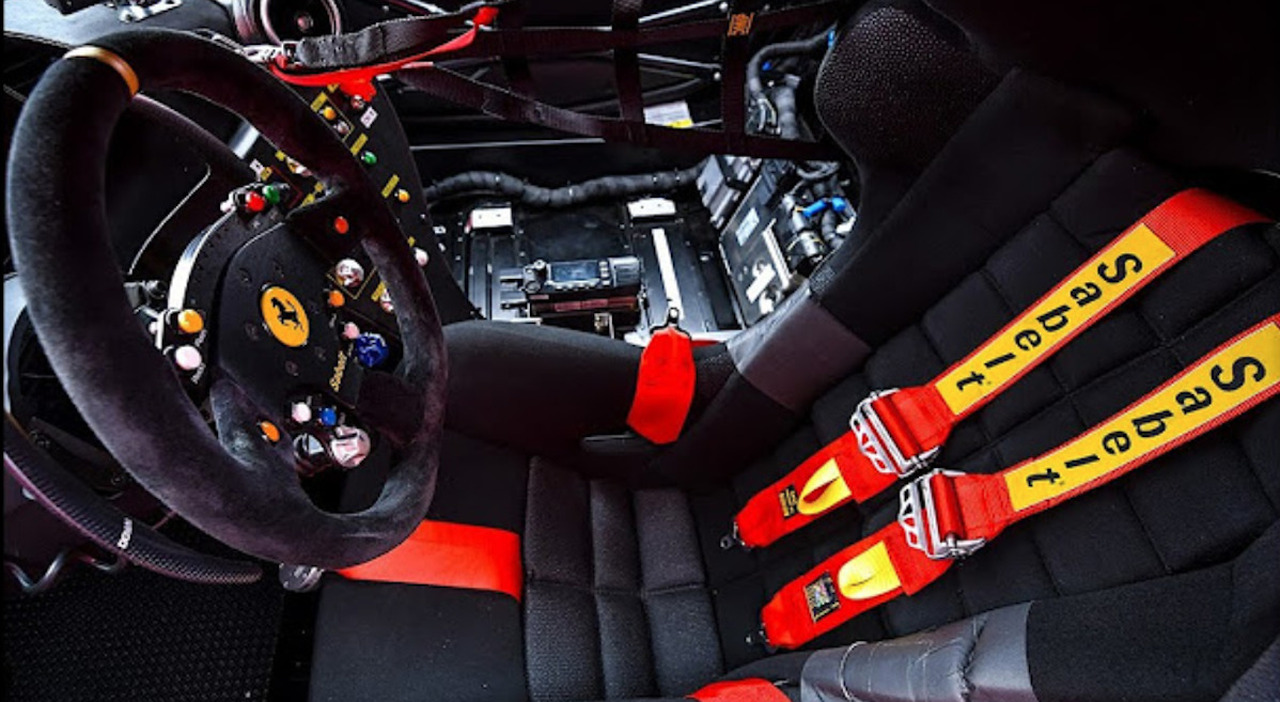 Un sedile e le cinture di sicurezza Sabel in una Ferrari da corsa