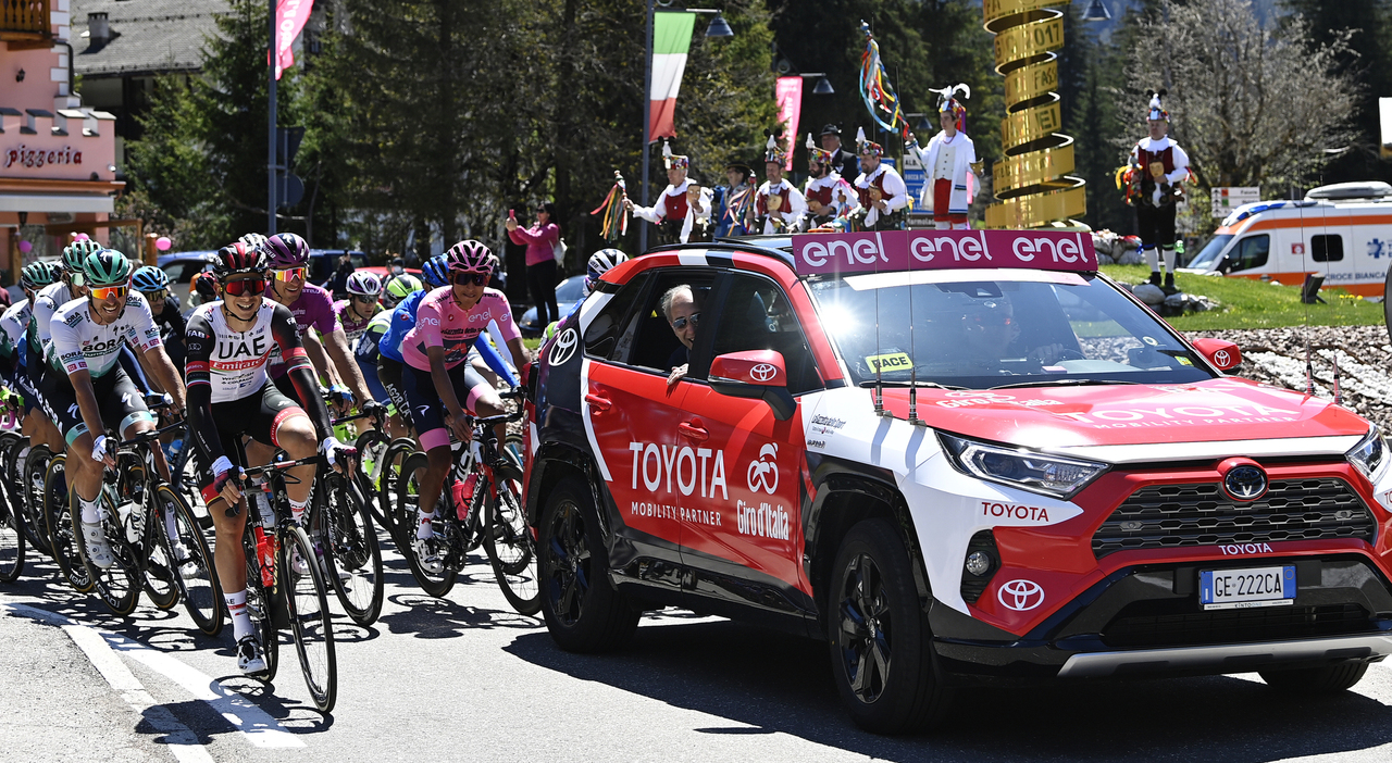 La Toyota Rav4 Hybrid in testa al Giro d'Italia 2021