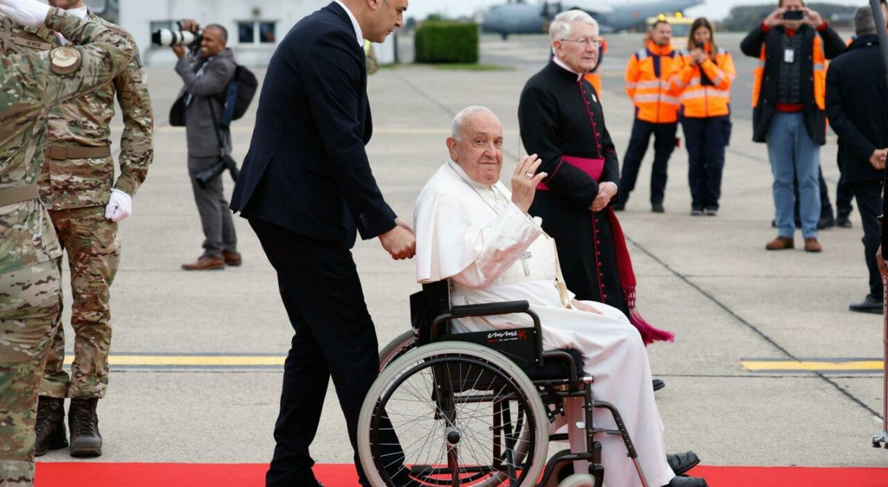 Papa Francesco scherza sulla sua salute: «Sono come una moto invecchiata e non funziona bene»