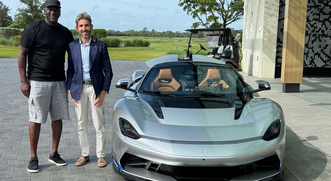 Pininfarina consegna una Battista one-off a Michael Jordan