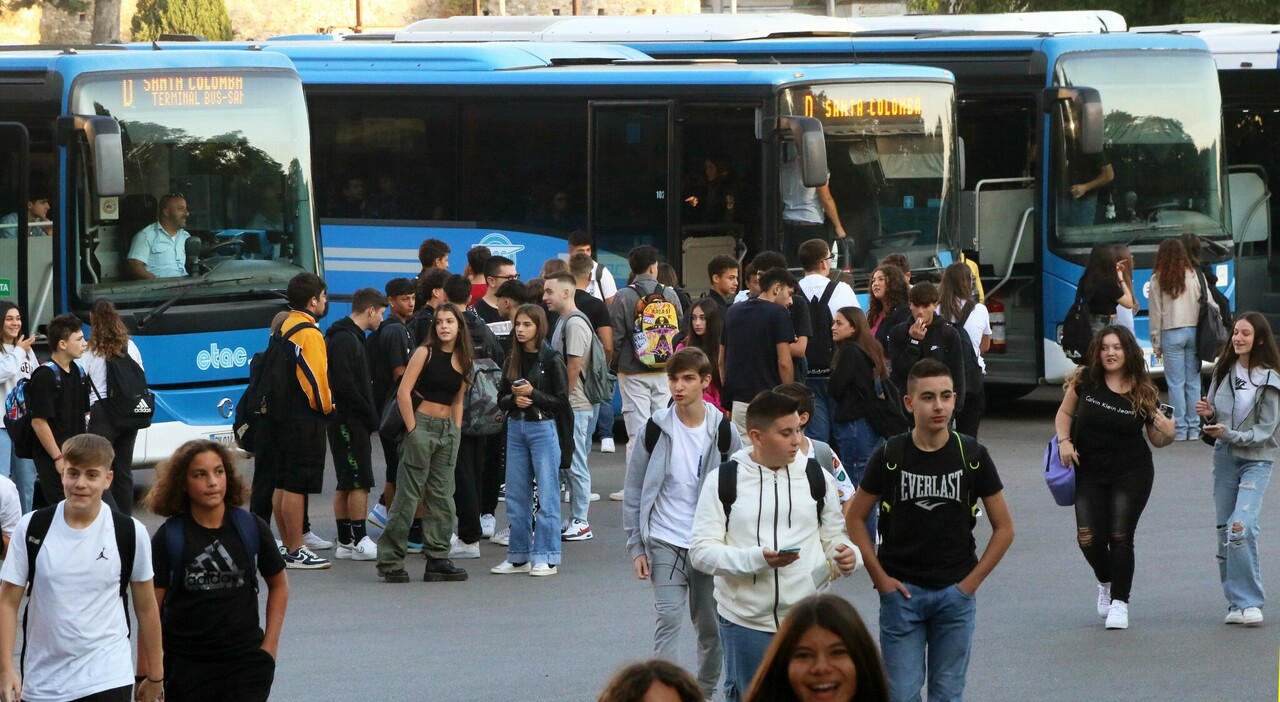 Primo Giorno Di Scuola A Benevento Pullman E Auto In Coda Ma Superata Ogni Criticit