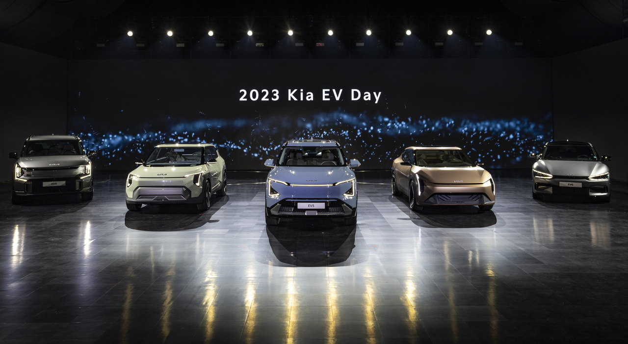 Kia entro 2-3 anni presenterà altri quattro modelli elettrici nativi che si affiancheranno alle EV6 ed EV9. In primo piano la EV5 insieme alla EV3 (sinistra) e alla EV4 (destra)