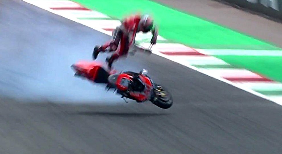Il momento della caduta del pilota Ducati Michele Pirro
