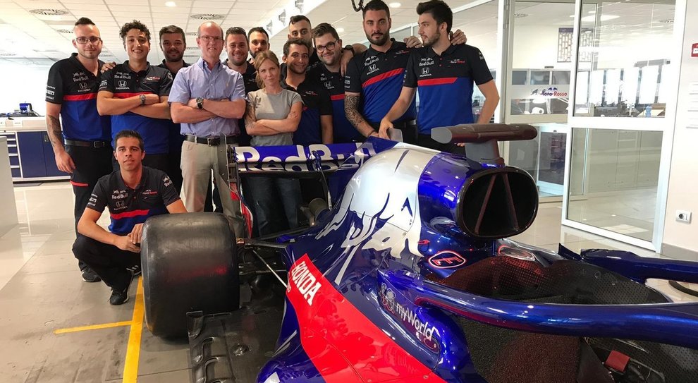 Al centro Irene Saderini con il team Toro Rosso F1