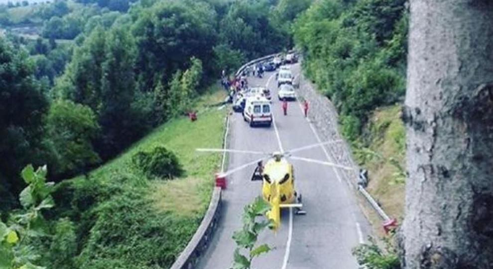 Auto esce di strada a un rally nel Bresciano: morto commissario gara