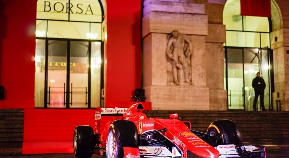 Ferrari scatta in Borsa: +3% a 113,45 euro. La Rossa sfrutta «buy» HSBC e IPO Aston Martin