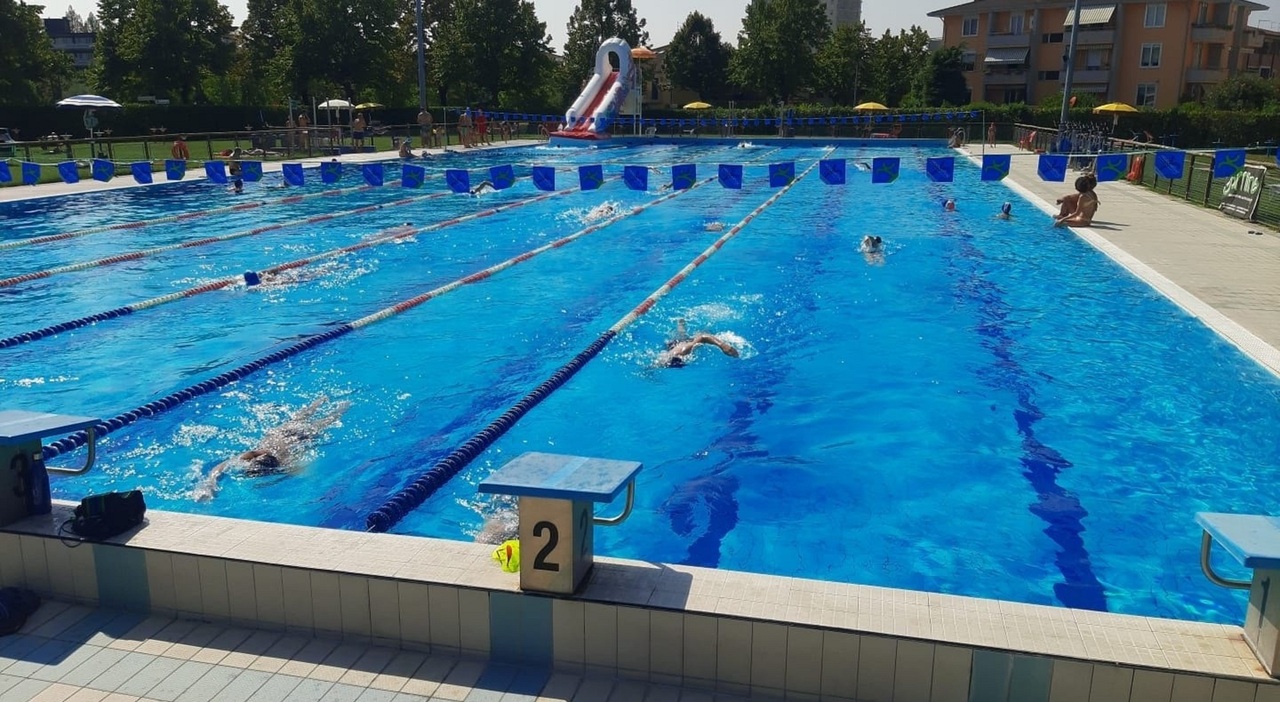 Tragico tuffo in piscina ad Abano Terme, resta grave il 27enne: lesionate le vertebre cervicali scendendo dallo scivolo