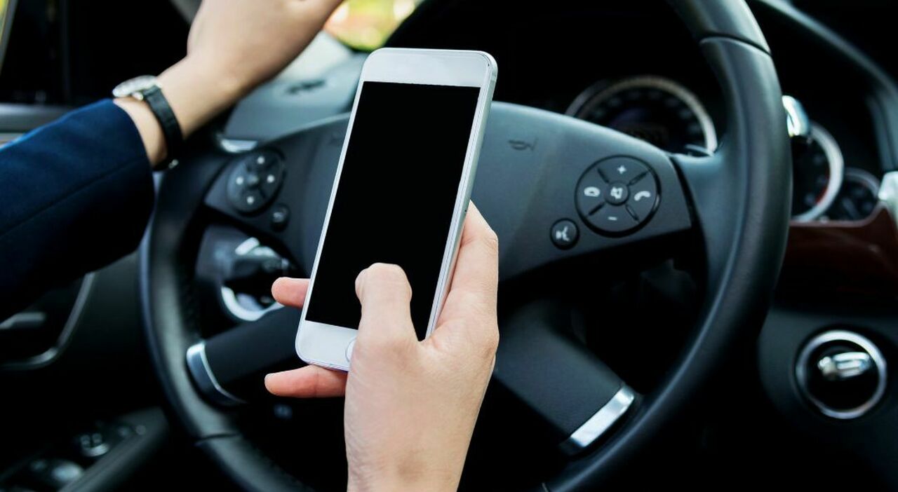 Multe codice della strada, come cambiano? Fino a 1.400 euro per lo smartphone, stanga sull'eccesso di velocità