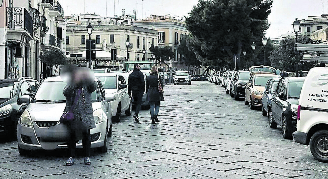 Traffico, a Bari Vecchia è caos: auto in doppia fila e disagi