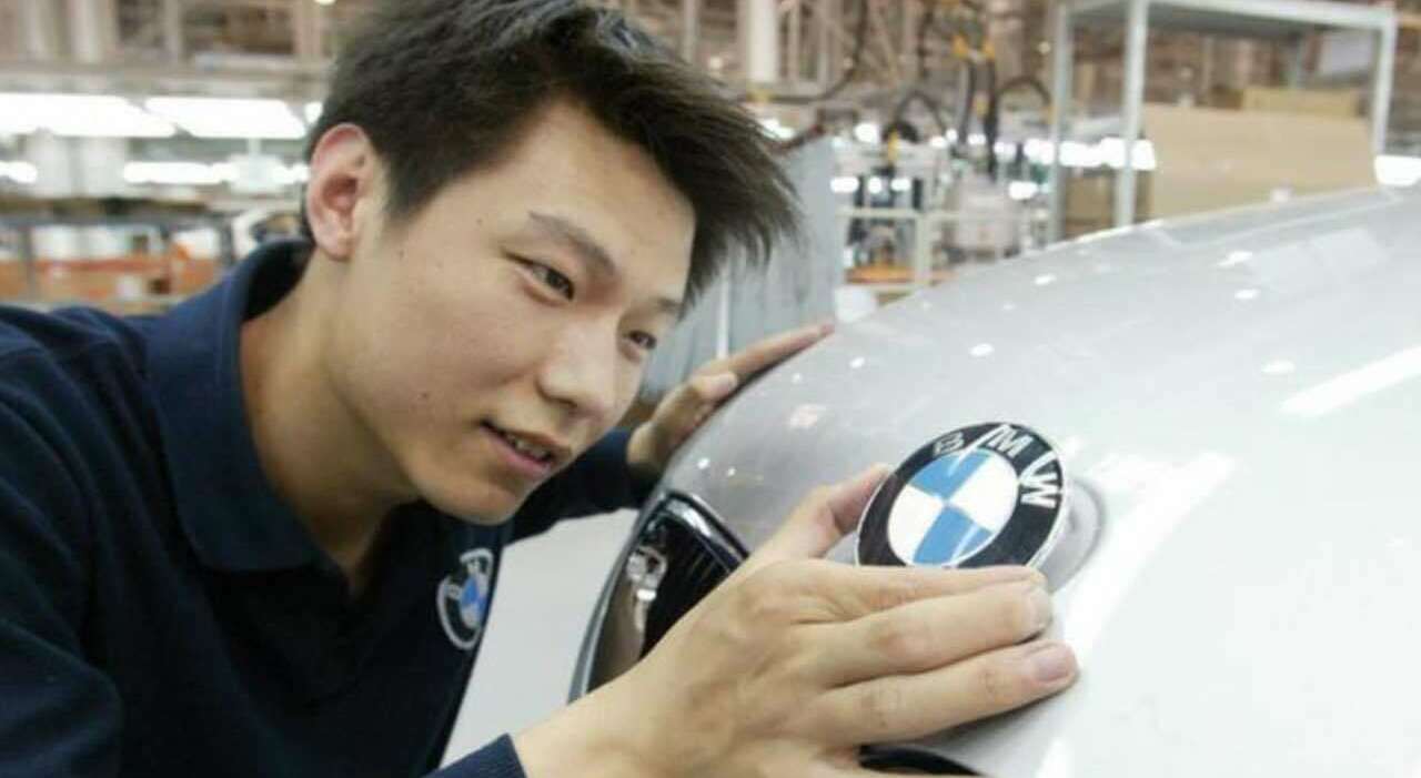 Un operiaio cinese in una fabbrica BMW
