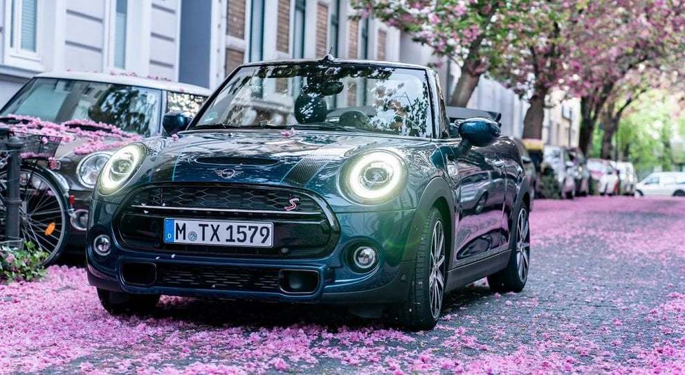 Mini Cabrio Sidewalk immersa nei fiori di ciliegio simbolo di primavera