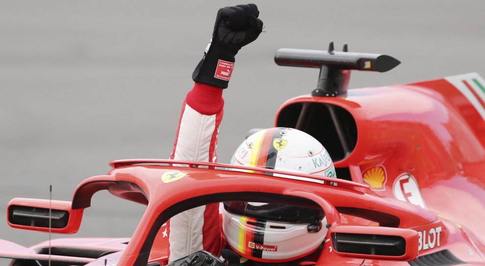 Sebastian Vettel con il pugno alzato in segno di vittoria subito dopo il traguardo in Canada