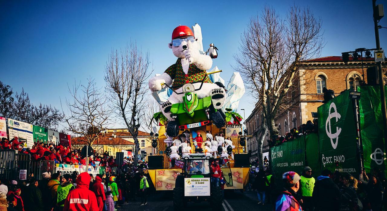 Carnevale di Fano, chiusura con le Winx. Il più votato è il carro del grande orso. Il sindaco: «Dal 2026 quattro sfilate»