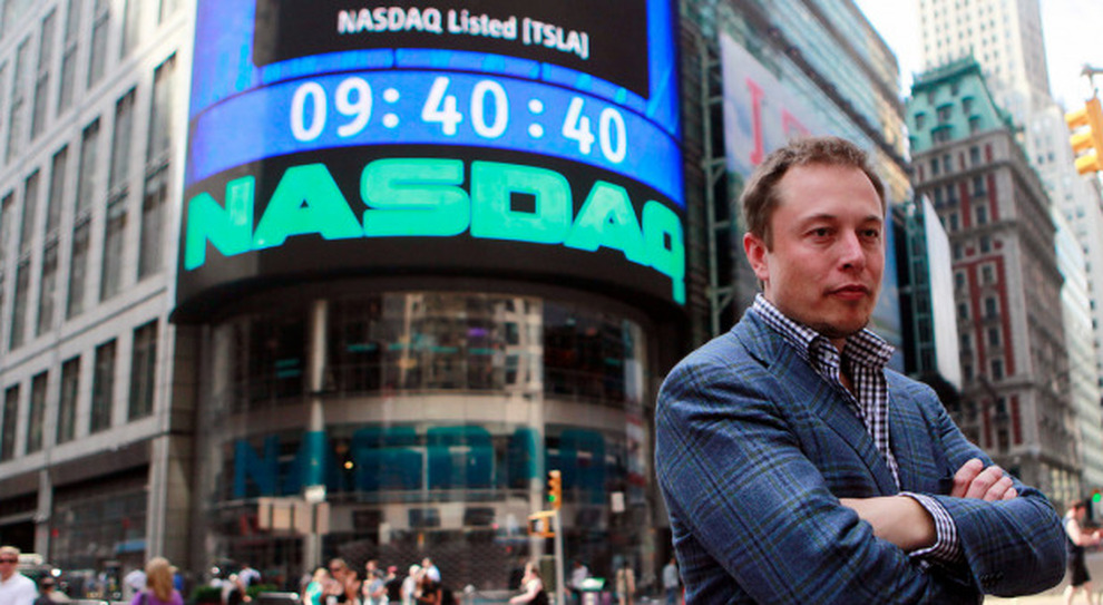 Elon Musk davanti al Nasdaq a New York
