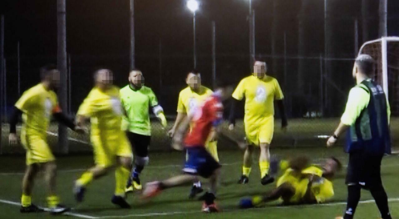 Napoli, accoltellato durante una partita di calcio: arrestato l