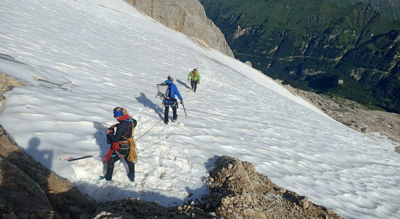 Marmolada, ghiacciaio sotto il chilometro quadrato: la superficie si è dimezzata rispetto a 25 anni fa