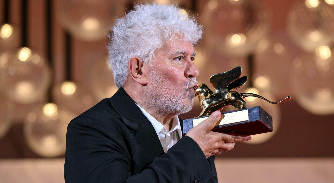 Pedro Almodóvar: «Divido il premio con Tilda Swinton e Julianne Moore: hanno compiuto il miracolo»