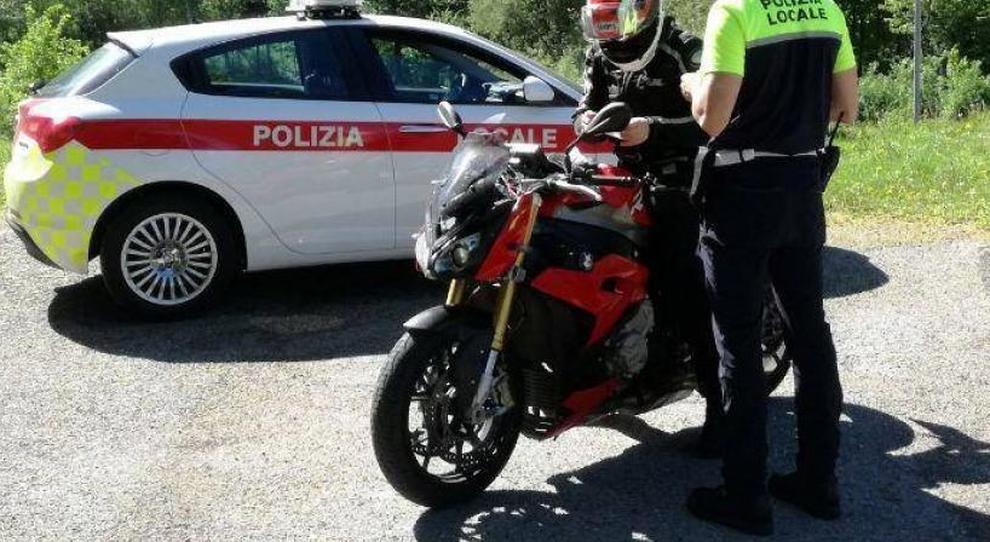 Guida moto senza assicurazione con patente revocata, maxi multa di 6mila euro. Preso con Scout Speed