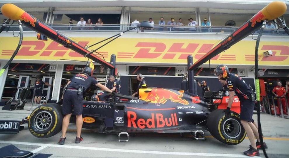 F1, il pit stop più veloce della storia: la Red Bull sostituisce le quattro gomme in 1.82 secondi