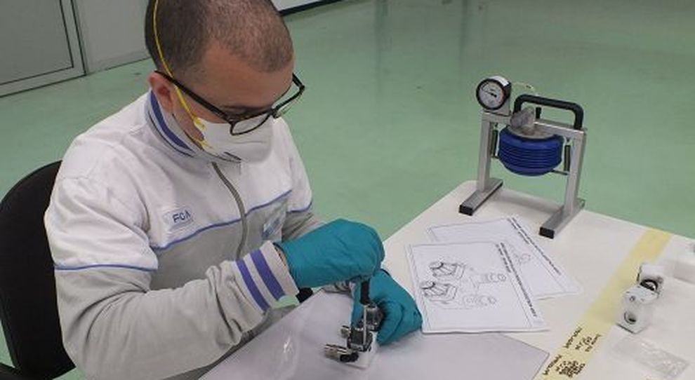Un tecnico Fca al lavoro per produrre elettrovalvole