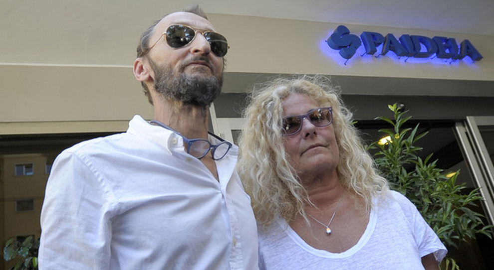 I figli di Villaggio Ecco com'è morto papà. Pierfrancesco in lacrime sul balcone FOTO I figli di Villaggio Ecco com'è morto papà. Pierfrancesco in lacrime sul balcone FOTO