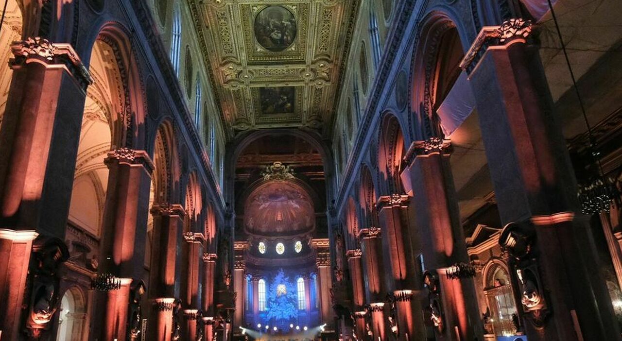 Napoli, in centinaia al concerto per la pace al Duomo: Israele e Palestina cantano insieme