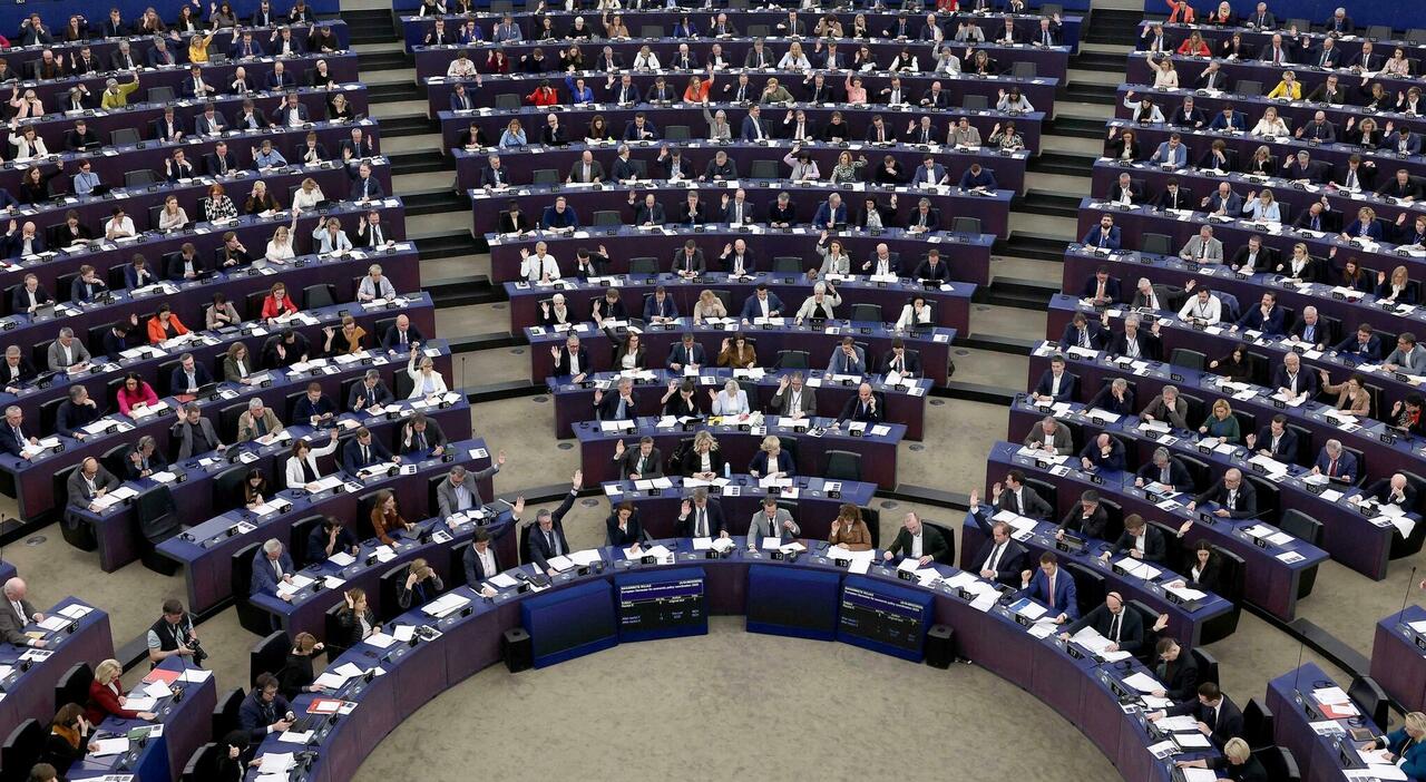 Riarmo Europa, Parlamento europeo approva il piano: via libera alla risoluzione (con 419 sì). Pd spaccato, Fdi vota a favore