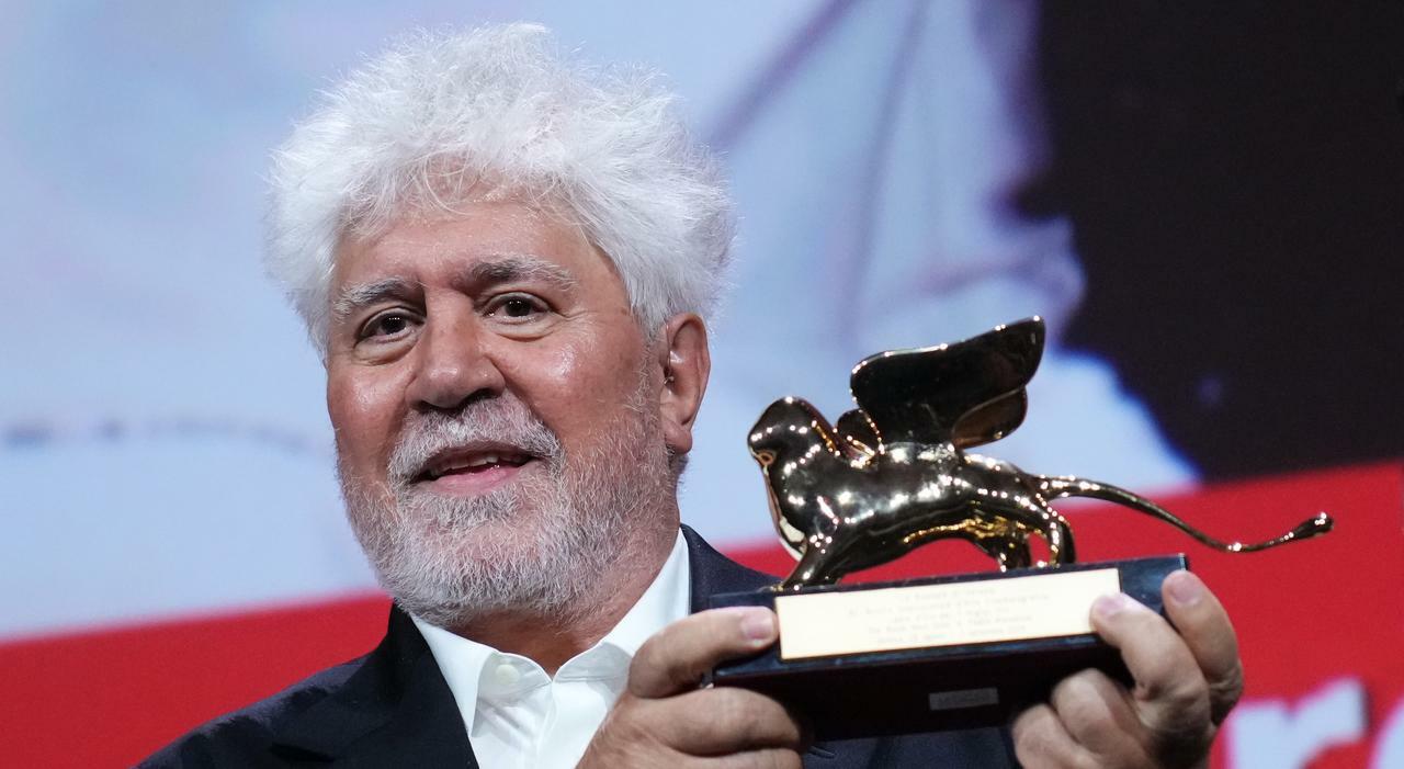 Venezia, Pedro Almodovar vince il Leone d