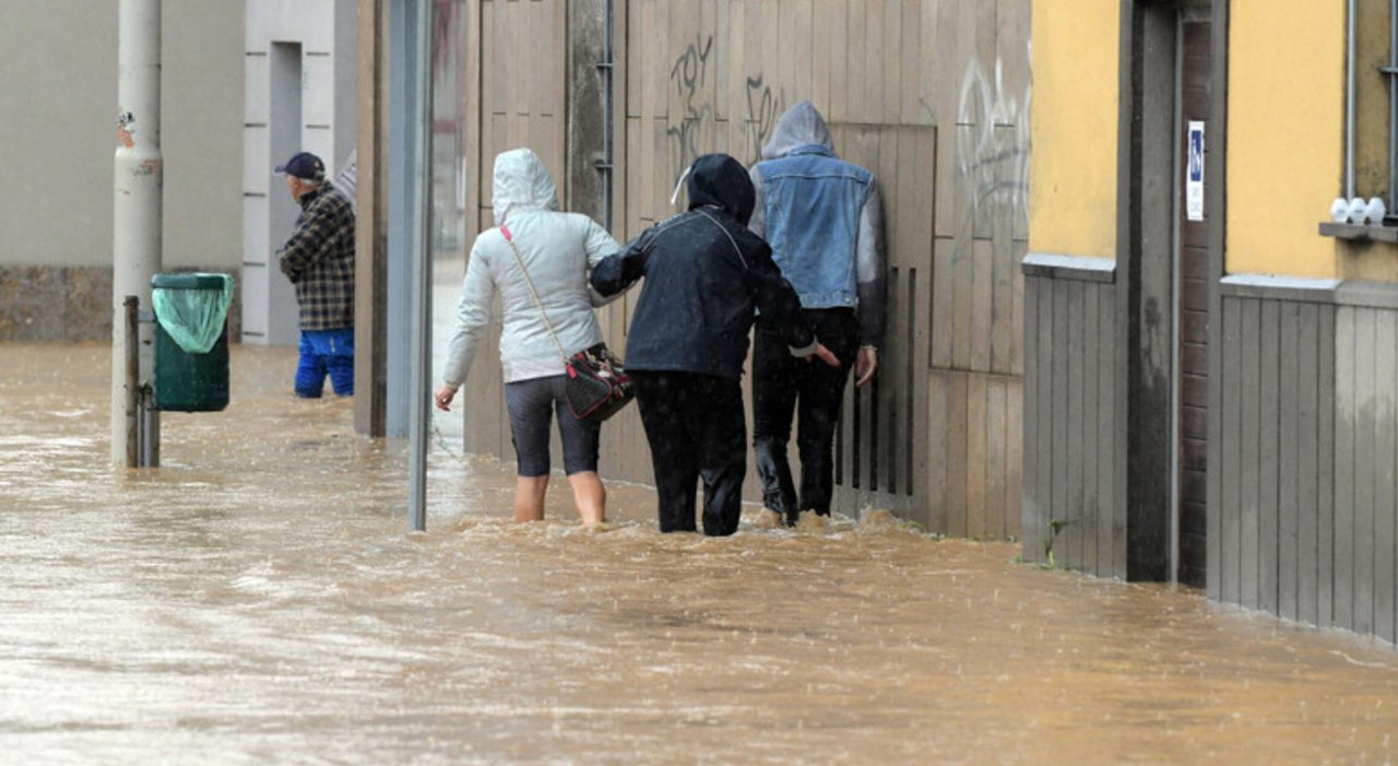 Maltempo, meteo di giovedì da incubo: temporali e nubifragi, è allerta in sette regioni. Oggi scuole chiuse: ecco dove