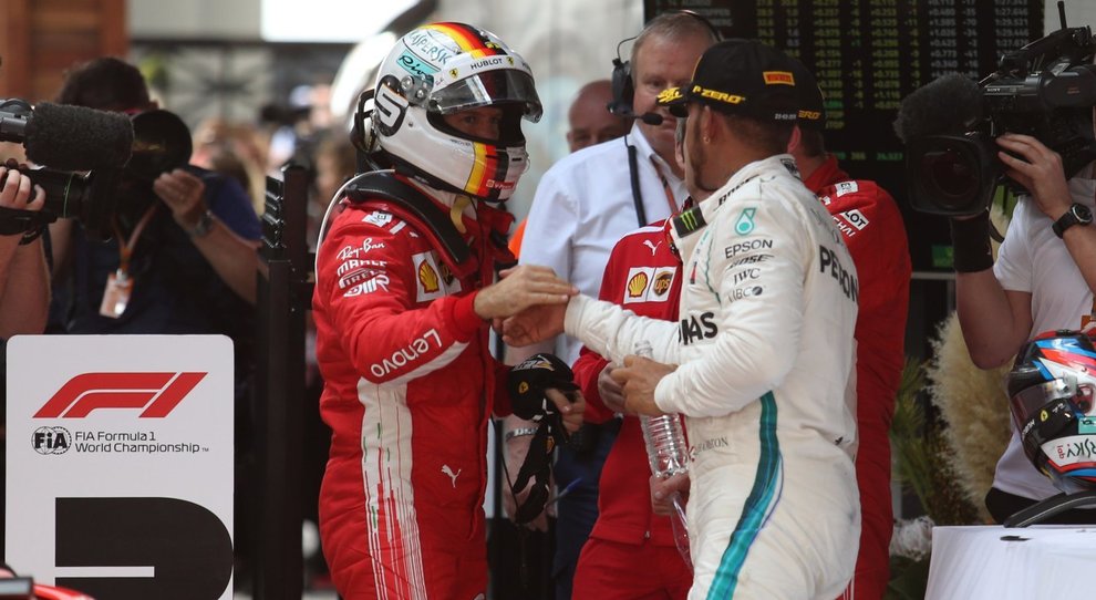 Lewis Hamilton si complimenta con Vettel a fine gara