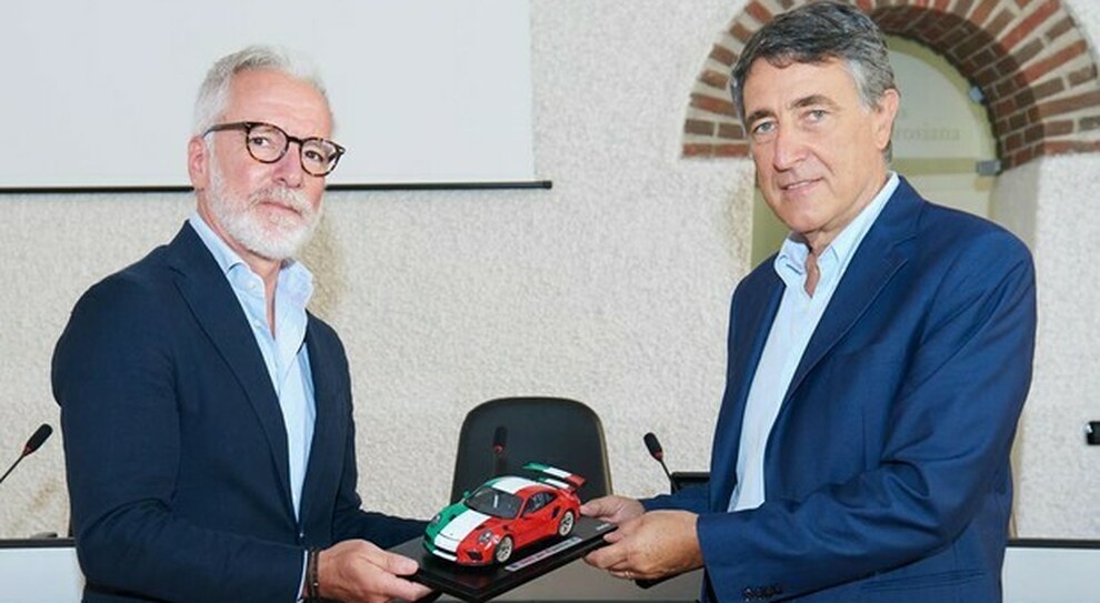Da sinistra Pietro Innocenti, amministratore delegato di Porsche Italia durante l’incontro con Luciano Gualzetti direttore Caritas Milano