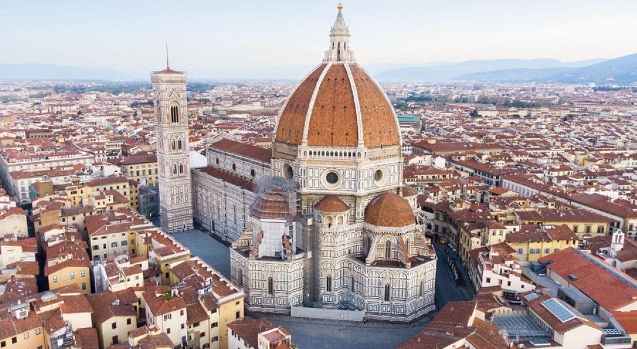 Turismo boom in Italia, la classifica delle città più amate: Firenze batte Roma, cresce Milano. Palazzo Ducale di Venezia da record