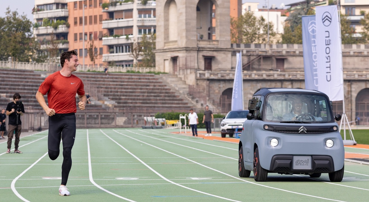 La sfida mai vista prima è andata in scena all'Arena di Milano: sprint sui 60 metri tra il velocista olimpionico Filippo Tortu e la Citroën Ami