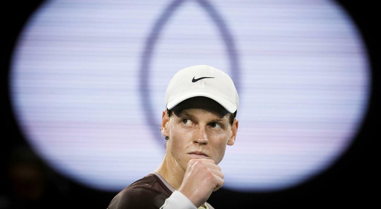 Sinner batte Jarry agli Australian Open e vola secondo turno, vittoria in tre set 7 6, 7 6, 6 1: «Bravo a gestire situazioni complicate»