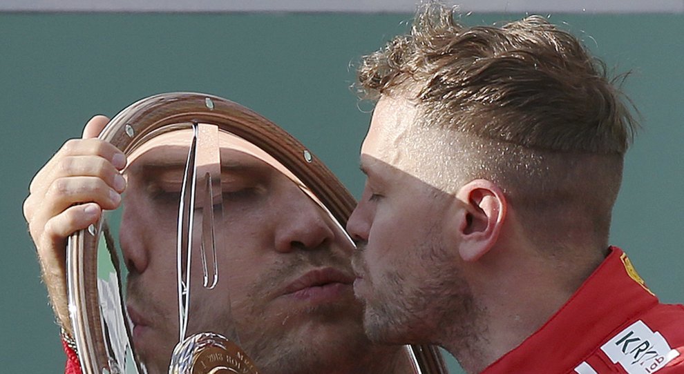 Sebastian Vettel bacia il trofeo ricevuto dopo la vittoria in Australia