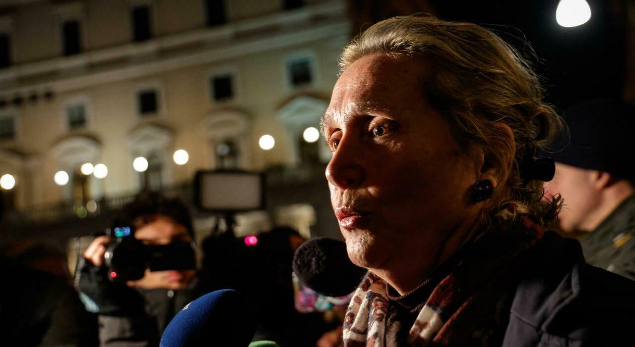 Elisabetta Vernoni, la madre di Cecilia Sala a Palazzo Chigi: «Sono un soldato come lei, ma temo che resti segnata»