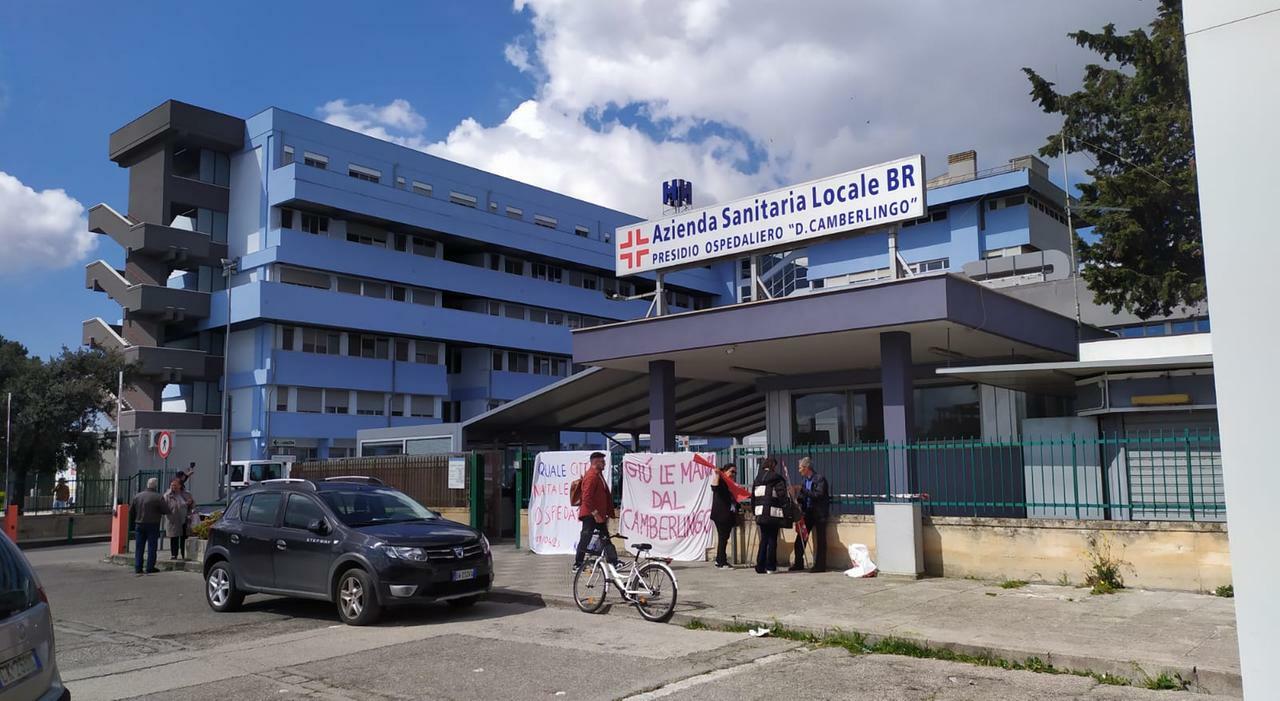 Al pronto soccorso cure per 14 ore poi viende dimesso, la famiglia: sta peggio di prima